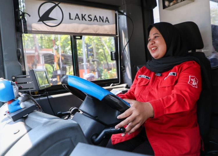 Eka Hardiyanti Suteja (35), satu-satunya sopir perempuan Suroboyo Bus.