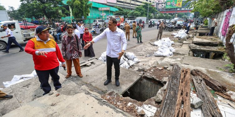 Wali Kota Surabaya Eri Cahyadi saat meninjau pelebaran jalan di Jalan Stasiun Wonokromo.