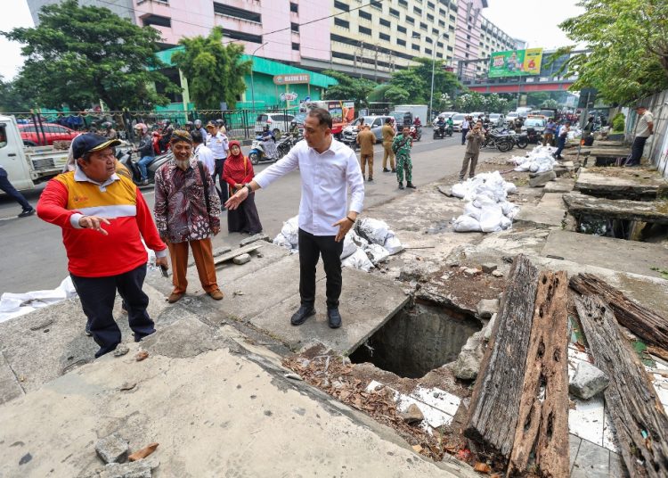 Wali Kota Surabaya Eri Cahyadi saat meninjau pelebaran jalan di Jalan Stasiun Wonokromo.