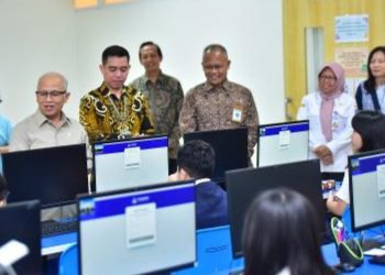 Wamendikdasmen) RI, Atip Latipulhayat, dalam rangka monitoring dan evaluasi (monev) tes Kompetensi Akademik di Surabaya di SD Insan Permata Hati (IPH) dan SDN Ketintang 1 Surabaya.