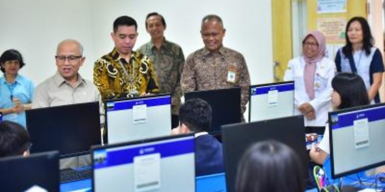 Wamendikdasmen) RI, Atip Latipulhayat, dalam rangka monitoring dan evaluasi (monev) tes Kompetensi Akademik di Surabaya di SD Insan Permata Hati (IPH) dan SDN Ketintang 1 Surabaya.