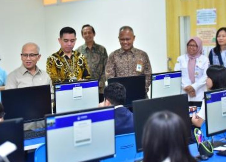Wamendikdasmen) RI, Atip Latipulhayat, dalam rangka monitoring dan evaluasi (monev) tes Kompetensi Akademik di Surabaya di SD Insan Permata Hati (IPH) dan SDN Ketintang 1 Surabaya.