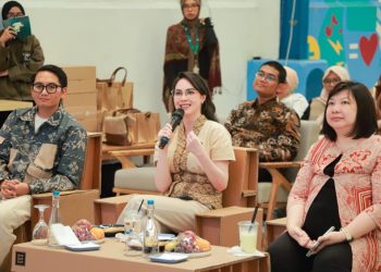 Arumi Bachsin dalam acara "Inagurasi 10 Kartini Muda Penggiat Kriya dan Fashion Jawa Timur 2026".