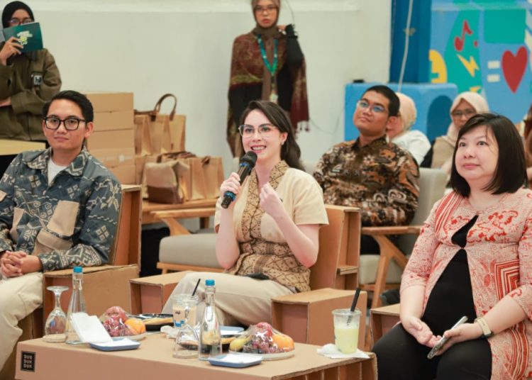 Arumi Bachsin dalam acara "Inagurasi 10 Kartini Muda Penggiat Kriya dan Fashion Jawa Timur 2026".