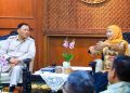 Gubernur Khofifah saat menerima Wakil Menteri Kelautan Dan Perikanan / Kepala Badan Otorita Pengelola Pantura Jawa Laksamana TNI (Purn) Dr. Didit Herdiawan Ashaf bersama jajaran di Gedung Negara Grahadi Surabaya,