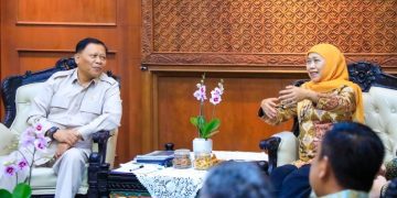 Gubernur Khofifah saat menerima Wakil Menteri Kelautan Dan Perikanan / Kepala Badan Otorita Pengelola Pantura Jawa Laksamana TNI (Purn) Dr. Didit Herdiawan Ashaf bersama jajaran di Gedung Negara Grahadi Surabaya,