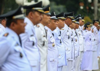 Upacara Hari Otonomi Daerah ke-XXX tahun 2026 di halaman Balai Kota Surabaya.