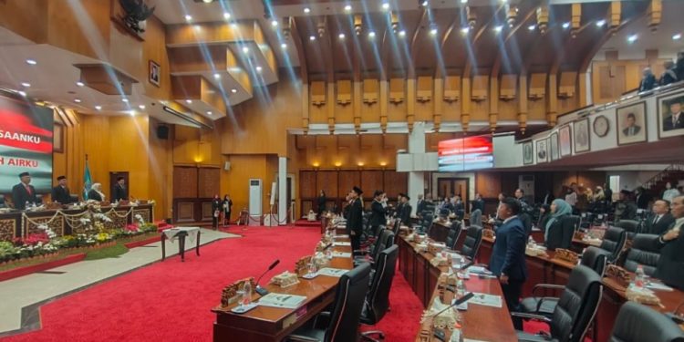 Rapat paripurna di DPRD Surabaya.