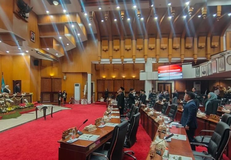 Rapat paripurna di DPRD Surabaya.