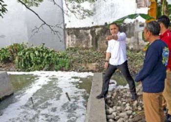 Wali Kota Surabaya Eri Cahyadi melakukan tinjauan di Sungai Avur Margorejo,.