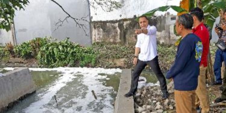 Wali Kota Surabaya Eri Cahyadi melakukan tinjauan di Sungai Avur Margorejo,.