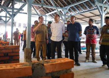 Wali Kota Surabaya Eri Cahyadi saat meninjau revitalisasi  Pasar Tembok Dukuh di Jalan Kranggan No 120, Kelurahan Tembok Dukuh, Kecamatan Bubutan, Surabaya.