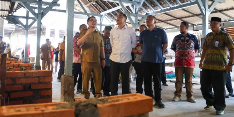 Wali Kota Surabaya Eri Cahyadi saat meninjau revitalisasi  Pasar Tembok Dukuh di Jalan Kranggan No 120, Kelurahan Tembok Dukuh, Kecamatan Bubutan, Surabaya.