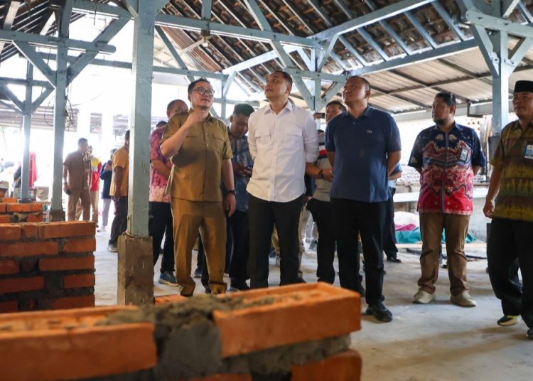 Wali Kota Surabaya Eri Cahyadi saat meninjau revitalisasi  Pasar Tembok Dukuh di Jalan Kranggan No 120, Kelurahan Tembok Dukuh, Kecamatan Bubutan, Surabaya.