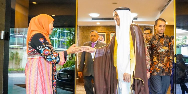 Gubernur Khofifah saat melakukan audiensi dengan Duta Besar Saudi Arabia untuk Indonesia HE. Faisal Abdullah H. Amodi di Kantor Kedutaan Besar Kerajaan Saudi Arabia, Jakarta Selatan.