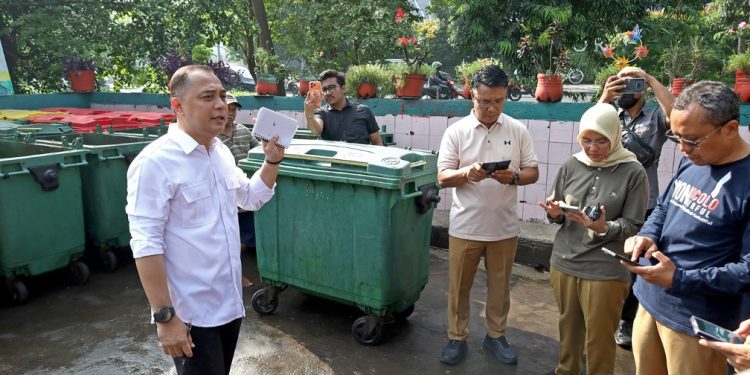 Wali Kota Eri saat melakukan inspeksi mendadak (sidak) di TPS Prapen DKK Surabaya,
