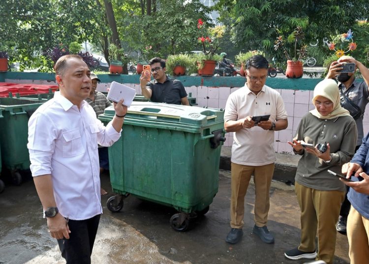 Wali Kota Eri saat melakukan inspeksi mendadak (sidak) di TPS Prapen DKK Surabaya,