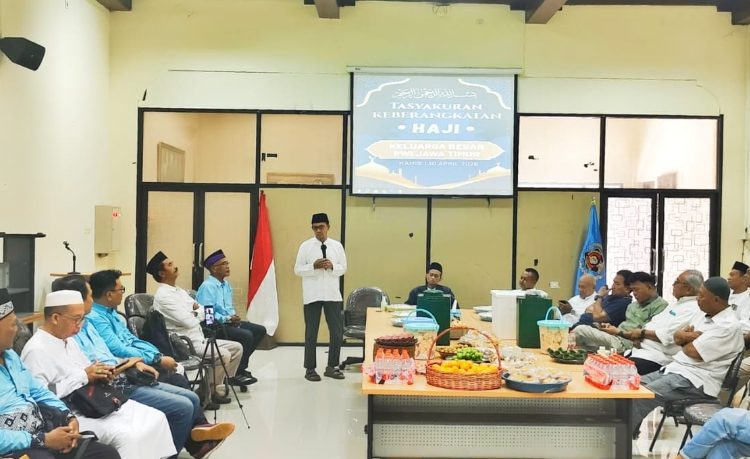 Pelepasan calon jemaah haji berlangsung khidmat di gedung Graha PWI Jawa Timur di Surabaya.