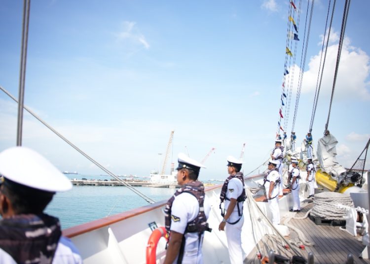 KRI Bima Suci unsur Satuan Kapal Bantu (Satban) Koarmada II yang sedang mengemban misi muhibah diplomasi duta bangsa bersama Satgas Lattek Kartika Jala Krida saat sandar di Changi Naval Base, Singapura.
