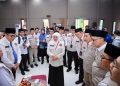 Gubernur Jawa Timur Khofifah Indar Parawansa dilantik disela pelantikan sebagai koordinator Petugas Penyelenggara Ibadah Haji (PPIH) Embarkasi Surabaya