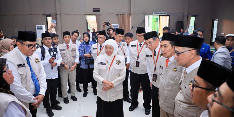 Gubernur Jawa Timur Khofifah Indar Parawansa dilantik disela pelantikan sebagai koordinator Petugas Penyelenggara Ibadah Haji (PPIH) Embarkasi Surabaya