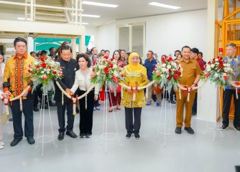 Gubernur Jawa Timur Khofifah Indar Parawansa meresmikan pabrik line 4 PT Satoria Aneka Industri di Jalan Raya Kejayan-Puwosari KM 16 Sambisirah Selatan, Pasuruan.