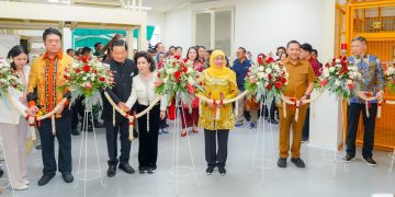 Gubernur Jawa Timur Khofifah Indar Parawansa meresmikan pabrik line 4 PT Satoria Aneka Industri di Jalan Raya Kejayan-Puwosari KM 16 Sambisirah Selatan, Pasuruan.