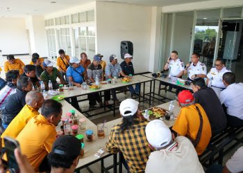 Pertemuan belasan orang perwakilan pemilik lyn untuk mediasi terkait penertiban angkutan umum di Terminal Intermoda Joyoboyo (TIJ).