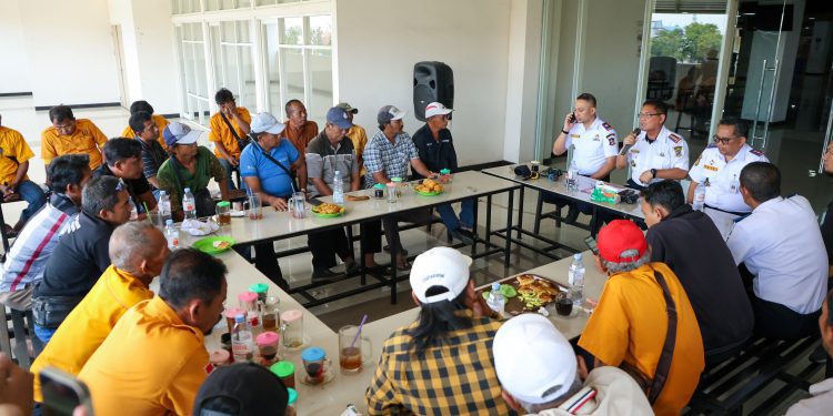 Pertemuan belasan orang perwakilan pemilik lyn untuk mediasi terkait penertiban angkutan umum di Terminal Intermoda Joyoboyo (TIJ).