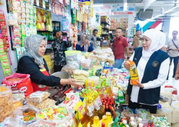 Gubernur Jawa Timur Khofifah Indar Parawansa saat meninjau Pasar Legi Ponorogo.