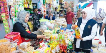Gubernur Jawa Timur Khofifah Indar Parawansa saat meninjau Pasar Legi Ponorogo.