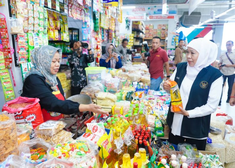 Gubernur Jawa Timur Khofifah Indar Parawansa saat meninjau Pasar Legi Ponorogo.