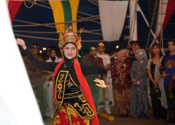 Salah satu tarian ditampilkan dalam kegiatan Deck Reception saat sandar di Changi Naval Base, Singapura.
