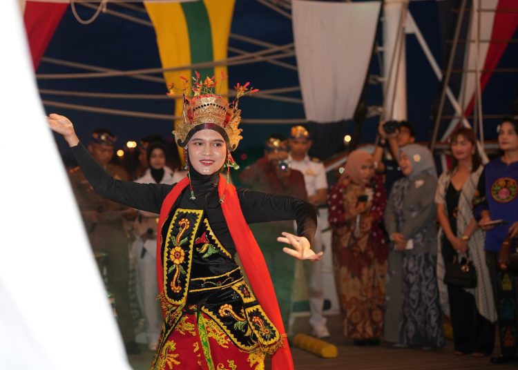Salah satu tarian ditampilkan dalam kegiatan Deck Reception saat sandar di Changi Naval Base, Singapura.
