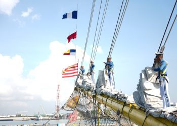 Pelepasam KRI Bima Suci setelah sandar selama tiga hari di Changi Naval Base, Singapura.