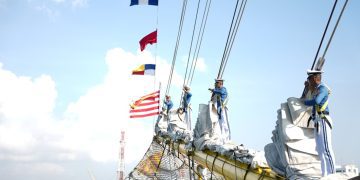 Pelepasam KRI Bima Suci setelah sandar selama tiga hari di Changi Naval Base, Singapura.
