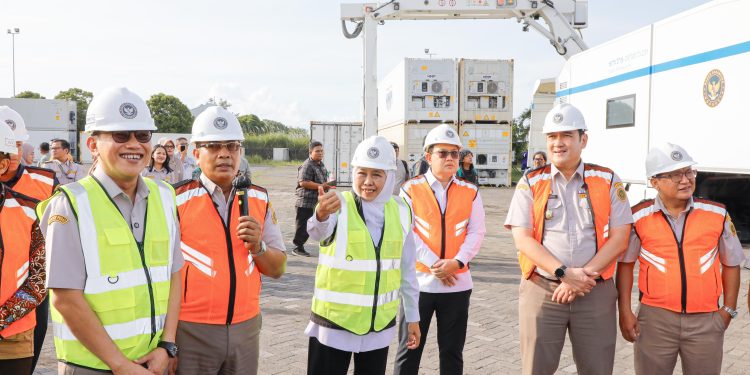 Gubernur Jawa Timur Khofifah Indar Parawansa bersama Kepala Badan Karantina Indonesia Abdul Kadir Karding di sela meresmikan Instalasi Karantina Terpadu Jawa Timur di kawasan Puspa Agro Jemundo, Sidoarjo.