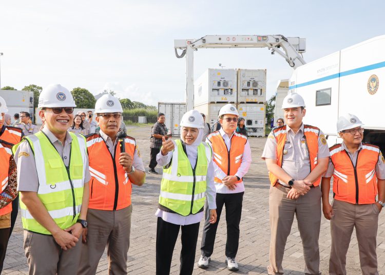 Gubernur Jawa Timur Khofifah Indar Parawansa bersama Kepala Badan Karantina Indonesia Abdul Kadir Karding di sela meresmikan Instalasi Karantina Terpadu Jawa Timur di kawasan Puspa Agro Jemundo, Sidoarjo.