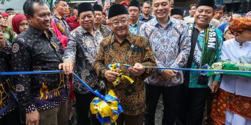 Wali Kota Surabaya Eri Cahyadi mendampingi Menteri Pendidikan Dasar dan Menengah (Mendikdasmen) RI, Abdul Mu'ti meresmikan MuhlaS Boarding School (MBC) SD Muhammadiyah 11 di Surabaya,.