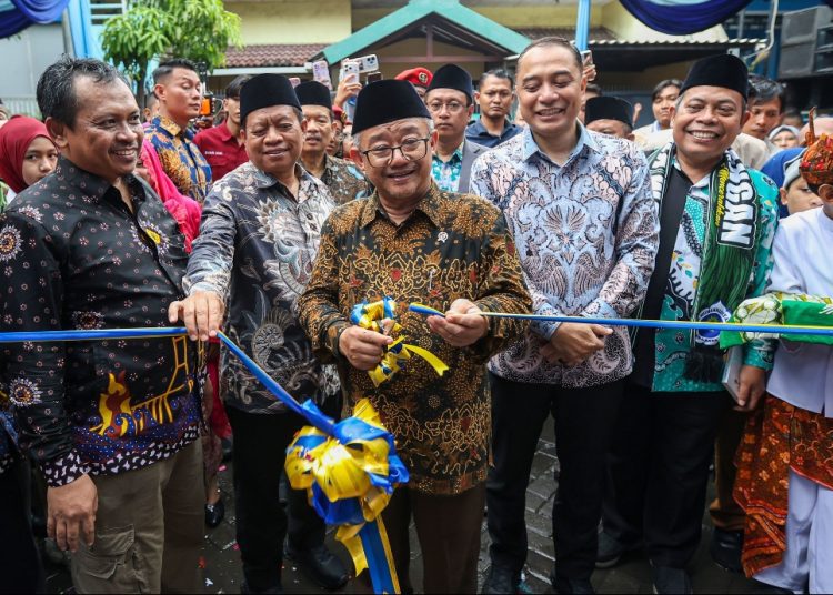 Wali Kota Surabaya Eri Cahyadi mendampingi Menteri Pendidikan Dasar dan Menengah (Mendikdasmen) RI, Abdul Mu'ti meresmikan MuhlaS Boarding School (MBC) SD Muhammadiyah 11 di Surabaya,.