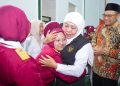 Gubernur Jatim Khofifah Indar Parawansa bersama salah satu siswa Sekolah Rakyat Menengah Pertama (SRMP) 15 Kabupaten Mojokerto.