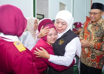 Gubernur Jatim Khofifah Indar Parawansa bersama salah satu siswa Sekolah Rakyat Menengah Pertama (SRMP) 15 Kabupaten Mojokerto.