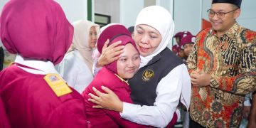 Gubernur Jatim Khofifah Indar Parawansa bersama salah satu siswa Sekolah Rakyat Menengah Pertama (SRMP) 15 Kabupaten Mojokerto.