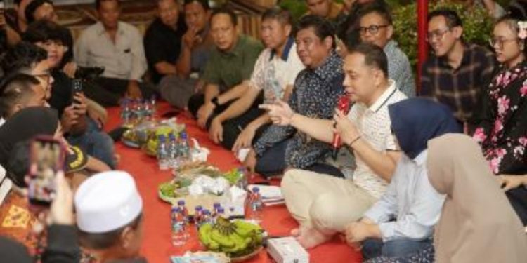 Wali Kota Surabaya Eri Cahyadi saat berdiskusi bersama warga dalam program Kampung Pancasila di Balai RW 05 RT 01, Kelurahan Banjarsugihan.