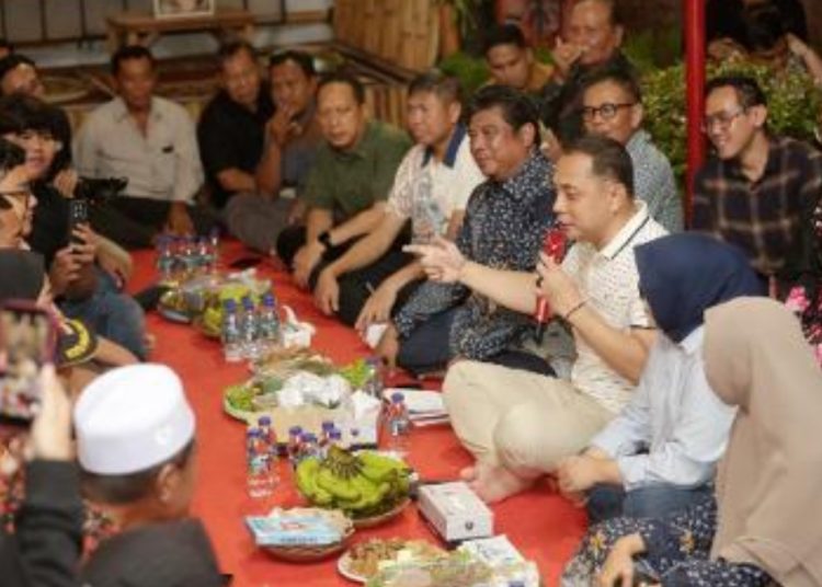 Wali Kota Surabaya Eri Cahyadi saat berdiskusi bersama warga dalam program Kampung Pancasila di Balai RW 05 RT 01, Kelurahan Banjarsugihan.