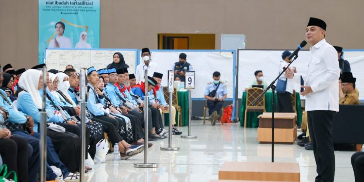 Wali Kota Surabaya Eri Cahyadi saat melepas   tiga kelompok terbang (kloter) jamaah haji asal Surabaya.