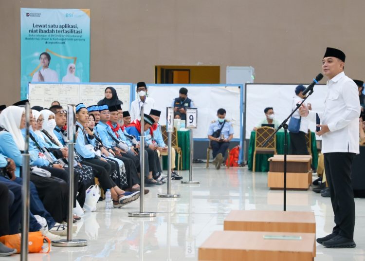 Wali Kota Surabaya Eri Cahyadi saat melepas   tiga kelompok terbang (kloter) jamaah haji asal Surabaya.