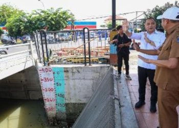 Wali Kota Surabaya Eri Cahyadi saat meninjau salah satu rumah pompa.
