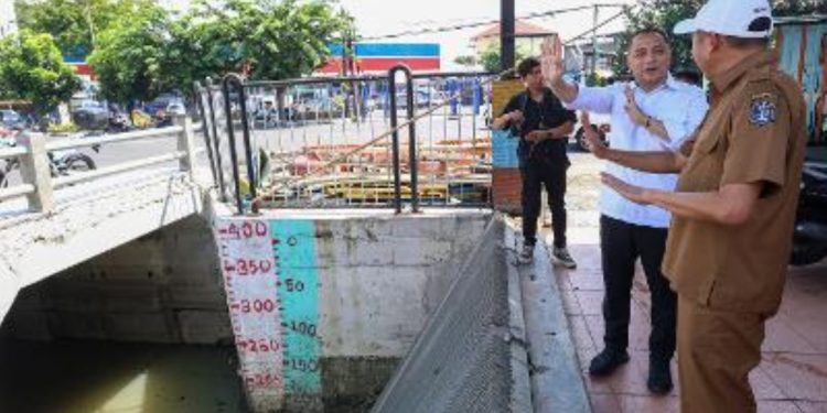 Wali Kota Surabaya Eri Cahyadi saat meninjau salah satu rumah pompa.