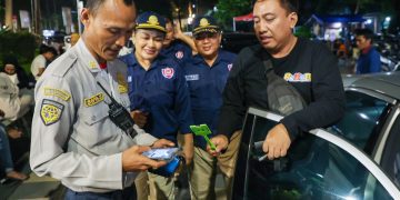 Dishub Surabaya telah memberlakukan voucher parkir baik di tepi jalan umum (TJU) dan tempat khusus parkir lainnya yang dikelola oleh Pemkot Surabaya. 